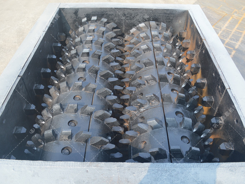 2PLF80/200強(qiáng)力分級(jí)雙齒輥破碎機(jī)發(fā)往山東淄博破碎煤炭