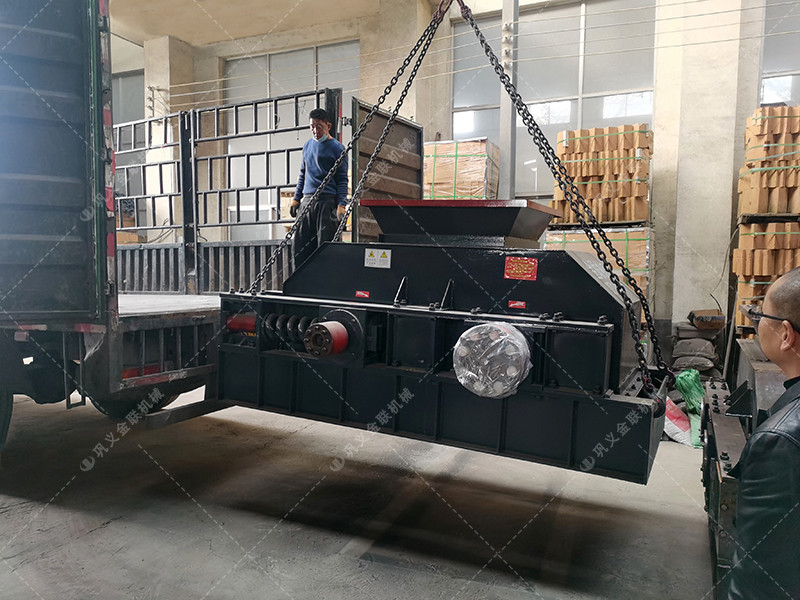2PG610*400對(duì)輥破碎機(jī)發(fā)貨現(xiàn)場(chǎng)_發(fā)往福建_鵝卵石制砂