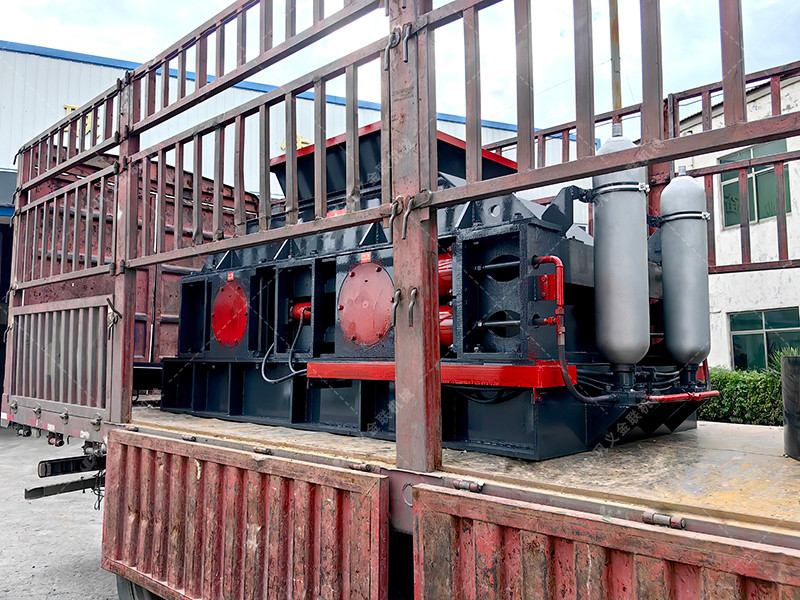 1200x800液壓直聯(lián)對(duì)輥破碎機(jī)發(fā)往河南