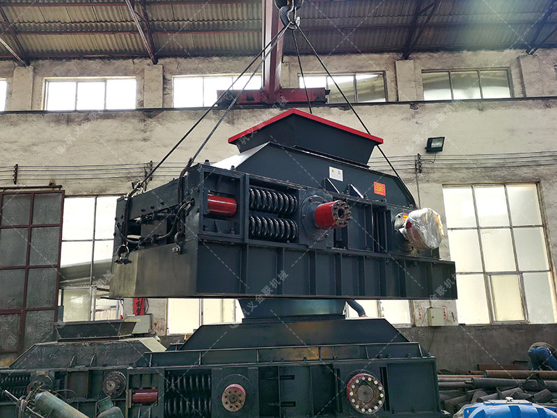 中型2PG1007彈簧式對(duì)輥制砂機(jī)發(fā)貨圖片