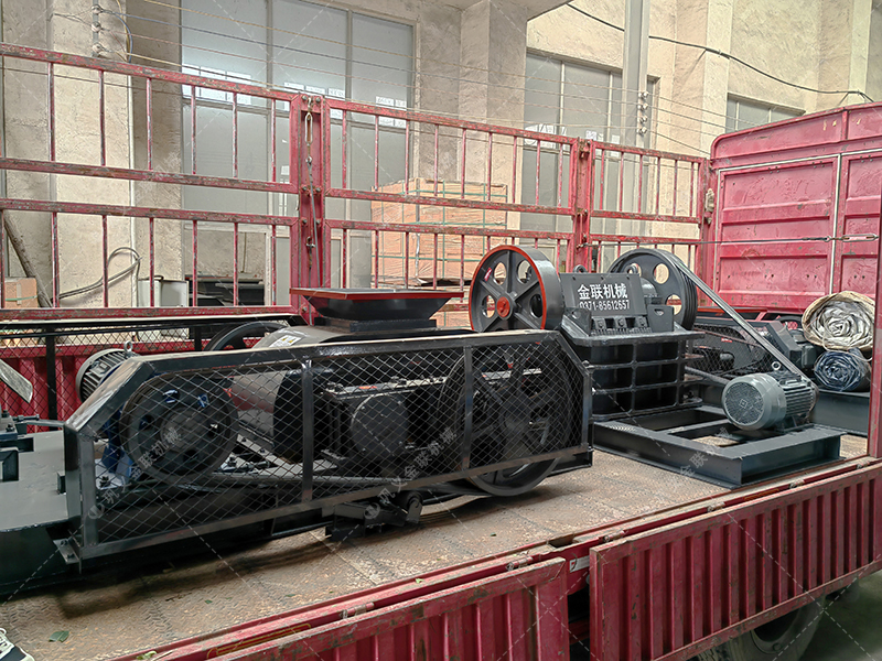 大塊煤矸石直接喂料會損壞設(shè)備？狼牙齒輥為何敢承諾'來者不拒'？